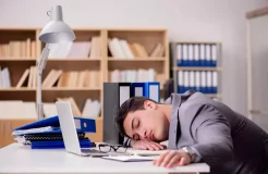 Ngantuk Setelah Makan Siang di Kantor? Ini Dia Penyebab dan Solusinya!