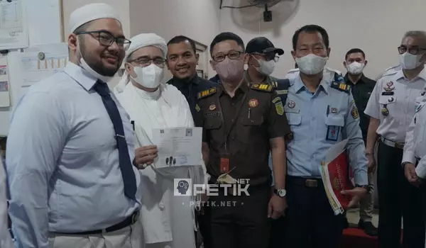 Habib Rizieq Bebas Bersyarat Hari ini, Adakan Syukuran Bareng Keluarga