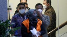 Sidang Vonis Ade Yasin Berakhir Ricuh, Botol Minum Melayang, Majelis Hakim Tinggalkan Ruang Sidang