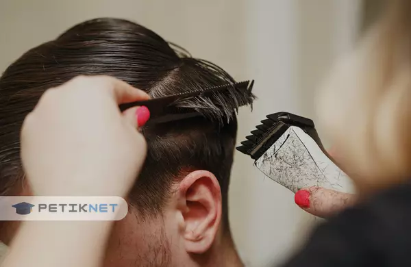 Gaya Rambut Pria 2023 Kombinasi yang Tepat dengan Fashion dan Aksesori Terbaru