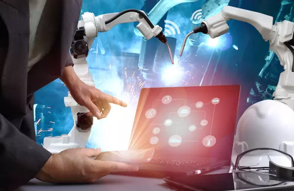Revolusi Industri 4.0: Bagaimana Teknologi Membentuk Masa Depan Produksi?